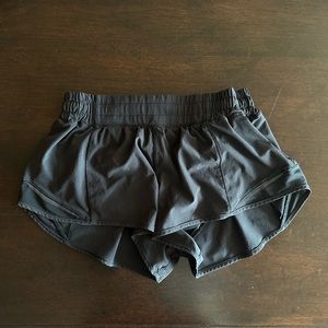 Lululemon Hotty Hot Low-Rise Lined Short 2.5”